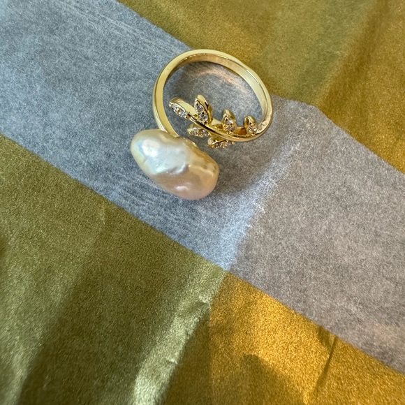 New Baroque Freshwater Pearl Ring with Rhinestones. Fits ring sizes 6-8 - Picture 2 of 4